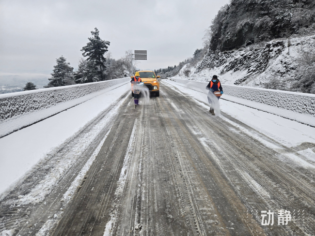 贵州交通人奋战冰雪一线 保畅护安行