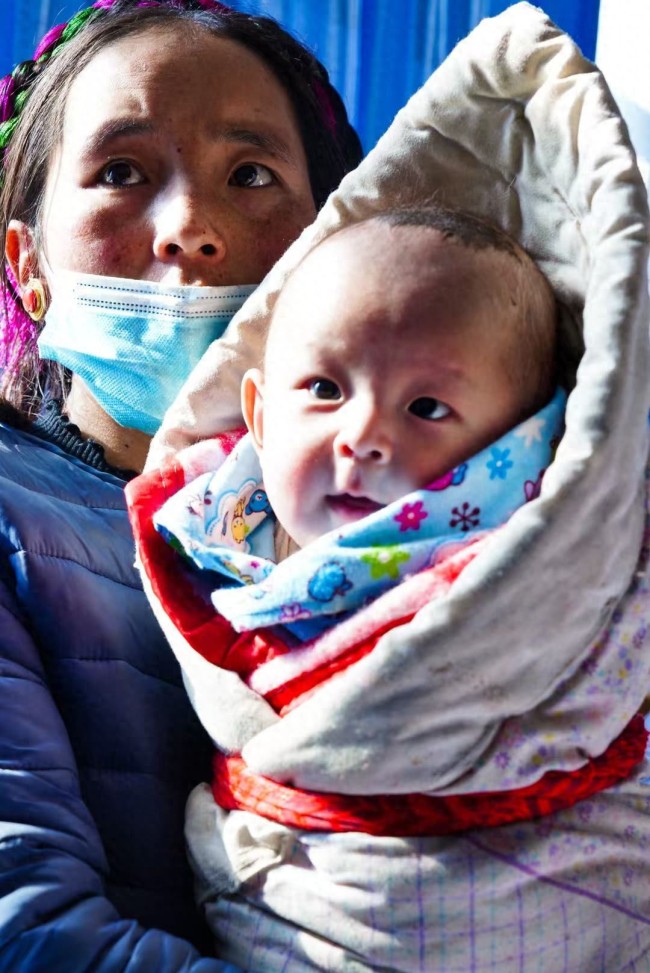 西藏日喀則地震年齡最小的患者出院 平安回家滿臉笑意