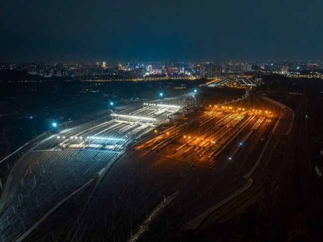 组图：“陆地航母”震撼集结