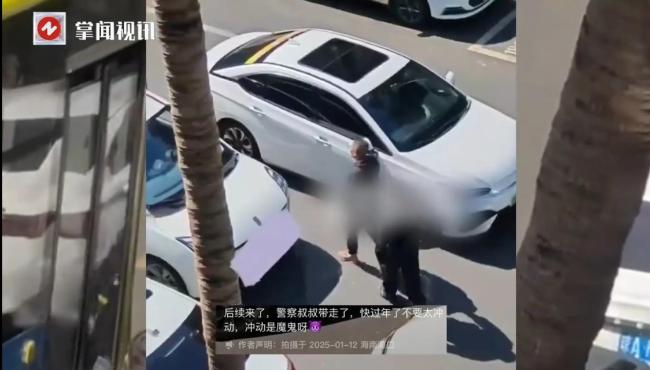   男子追上騎手后鎖喉?yè)]拳將其拉下車