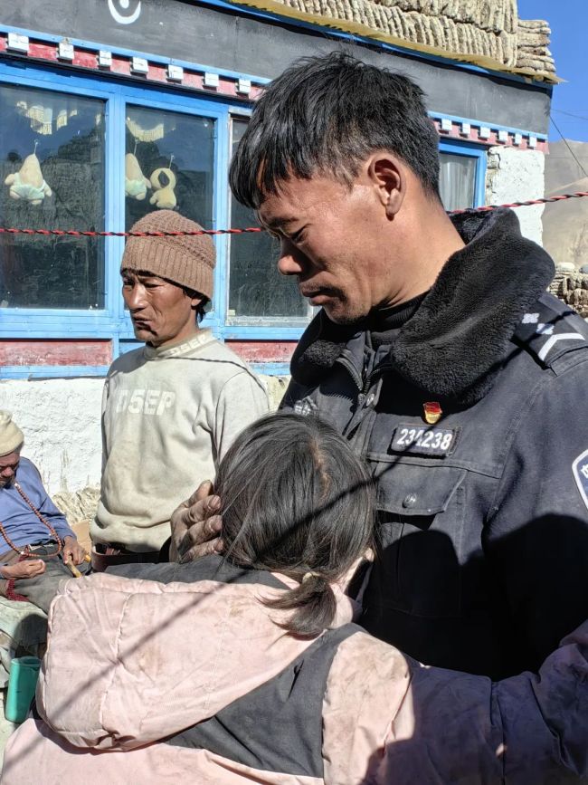 輔警地震中痛失一兒一女，強(qiáng)忍悲痛堅(jiān)守前線 廢墟中持續(xù)救援