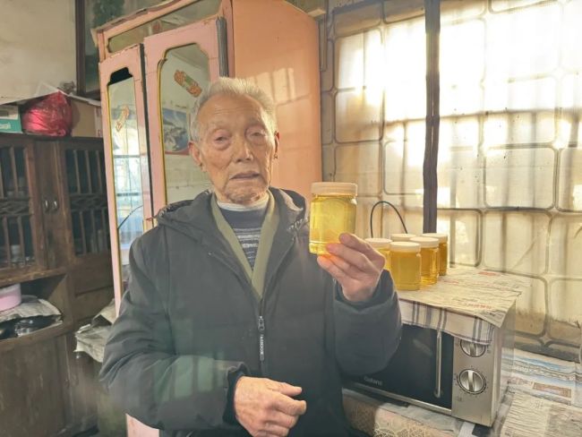 89歲養(yǎng)蜂老人捐款一萬(wàn)元給困難村民