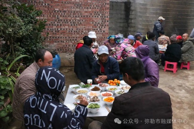 云南：殺豬飯一口“香”透彌勒年