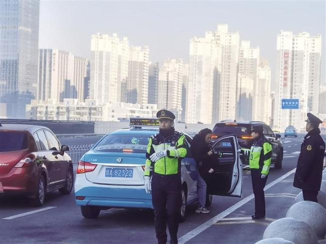 新春走基层 情满春运路