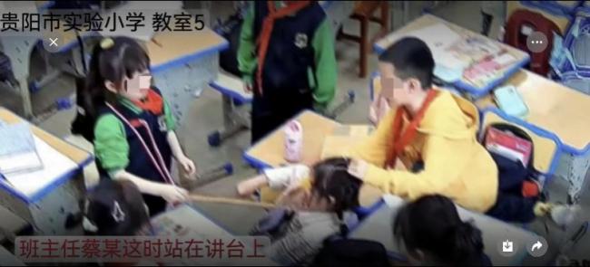 女生教室內(nèi)遭毆打老師低頭改作業(yè) 校園暴力引關(guān)注