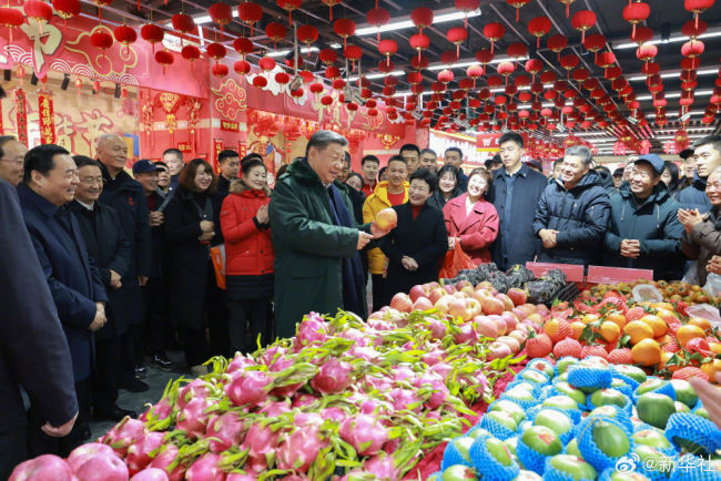 习近平察看春节市场供应：希望你们的生活像糖果一样甜甜美美