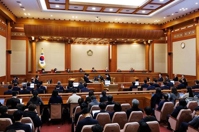 弹劾案庭审辩论白热化 尹锡悦间接承认戒严令违法