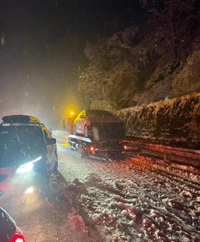 高速暴雪返鄉(xiāng)大軍從白天堵到黑夜