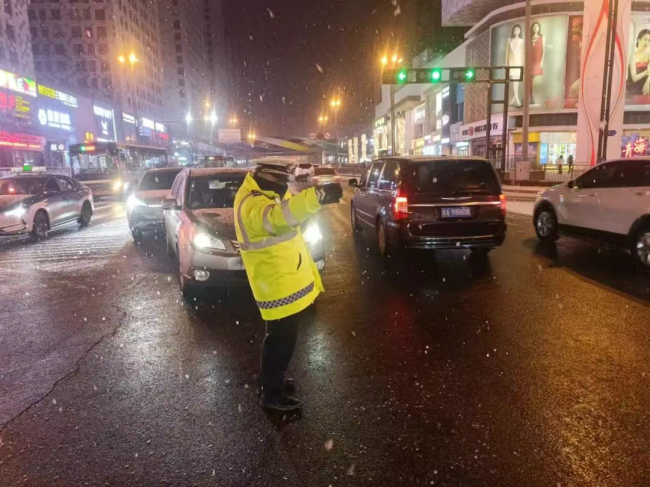 西寧交警連夜拋撒融雪劑保通行