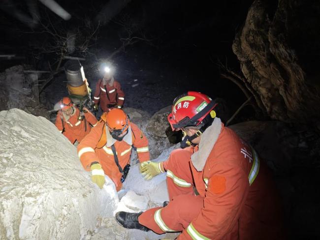 11名驴友雪夜被困野山 最大68岁 消防员冒雪营救