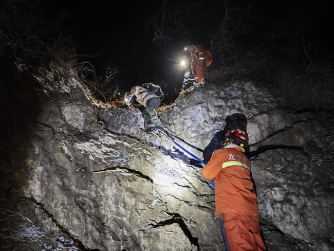 11名驴友雪夜被困野山 最大68岁 消防员冒雪营救