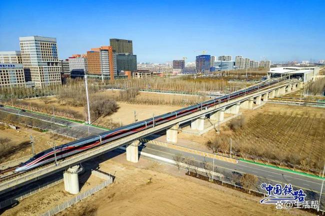 439.8米“巨无霸”列车上线 超长编组载客量最大