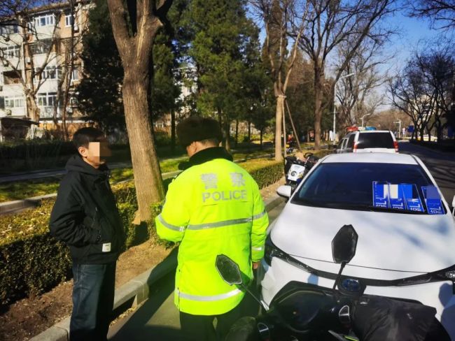 無證駕駛,，偽造清華教師車牌！一套牌車被查