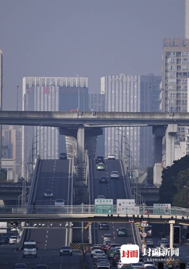 游子已归乡 成都街头车少人稀 除夕静享团圆