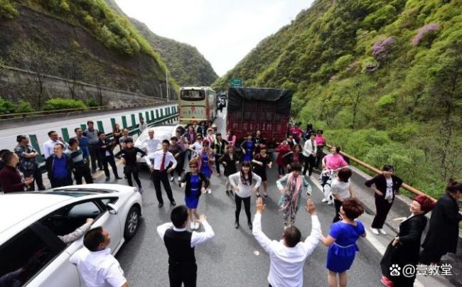 高速堵車(chē)“各路大神”上演才藝秀 堵車(chē)開(kāi)啟“生活秀”