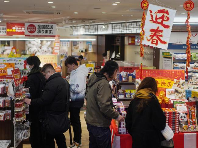 日本橫濱中華街春節(jié)氛圍拉滿 游客紛至沓來(lái)