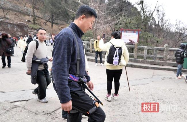 “机器人”帮助游客欢乐登泰山 科技助力轻松攀登