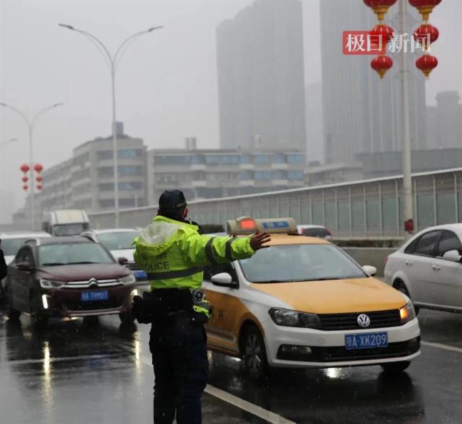 武漢交警提示雨雪即將上線