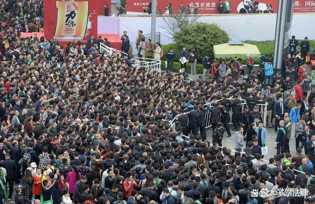 三亞西島大量游客滯留高喊退票