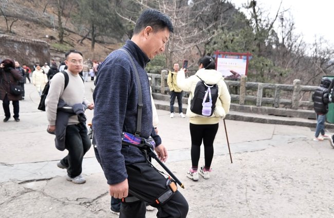 游客借助黑科技輕松拿捏泰山 登山助力機(jī)器人引圍觀