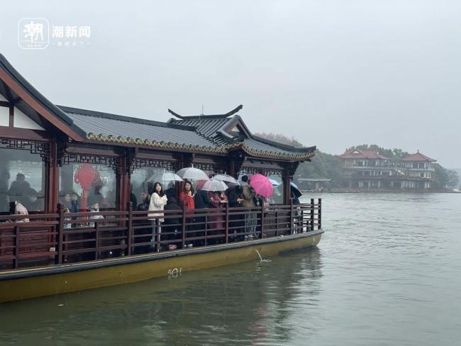 西湖邊游船排了上百米 雨中熱情不減