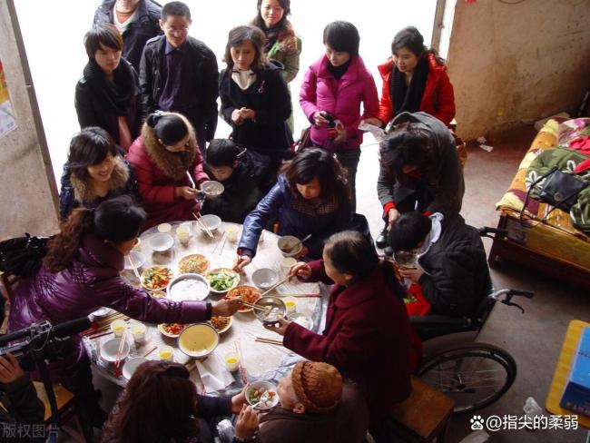 双胞胎过年回农村吃流水席不愿走