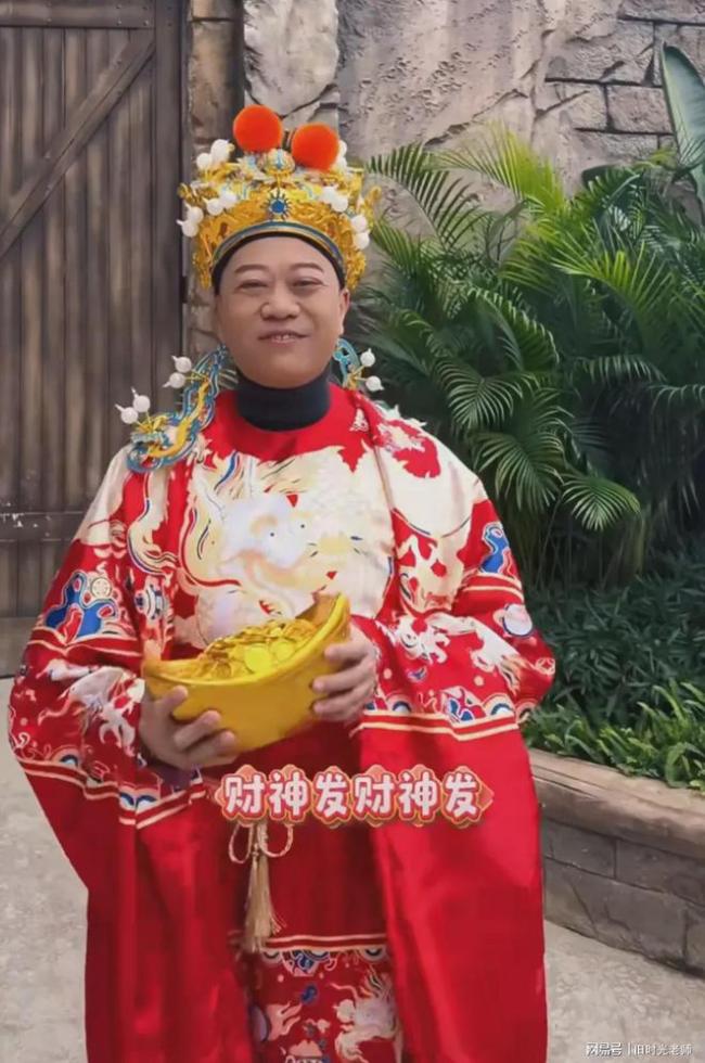 歐陽震華扮成財(cái)神送祝福