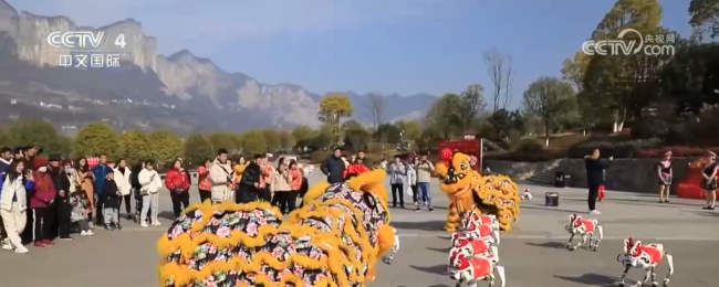 当科技“加持”春节 机器人成多个景区“显眼包”当科技“加持”春节 机器人成多个景区“显眼包”