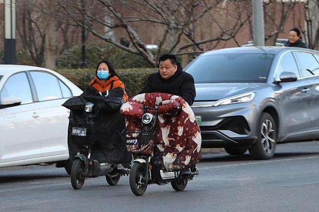 北京大風來襲！電動自行車被刮倒一片 網(wǎng)友：差點被吹飛