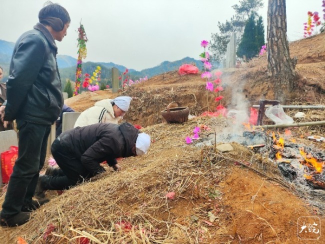 驻村干部病重去世 212户村民曾捐款 好干部的最后时光