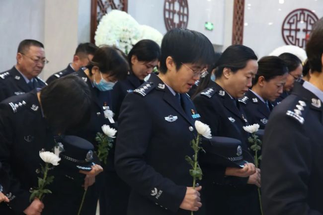 山東交警遭遇犯罪嫌疑人駕車沖撞犧牲 英雄生命定格55歲