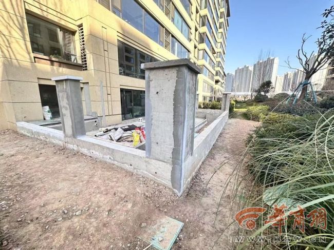 西安一小區(qū)一樓多位住戶毀綠建花園 公共綠地被占引發(fā)爭議