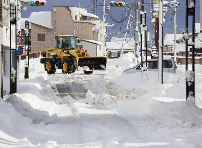 日本福島雪崩約160人被困