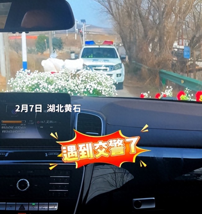 鄉(xiāng)間小路上警車(chē)為接親車(chē)隊(duì)讓道