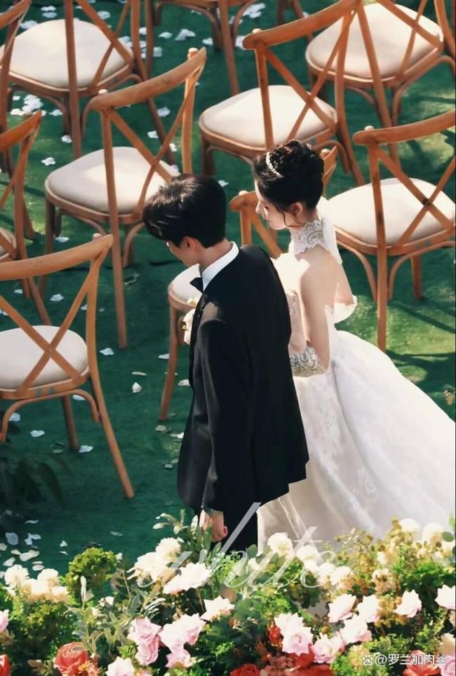 DB电竞入口张予曦毕雯珺婚纱西服造型曝光 花海中的浪漫瞬间(图2)