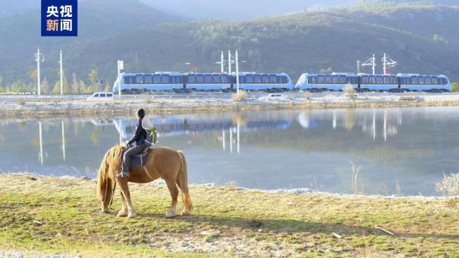 麗江首條觀光火車線路正式開通運營 全景視野游玉龍雪山