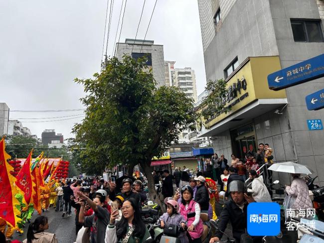 换花节百年民俗“装马匹”巡游现场 传统文化的魅力再现