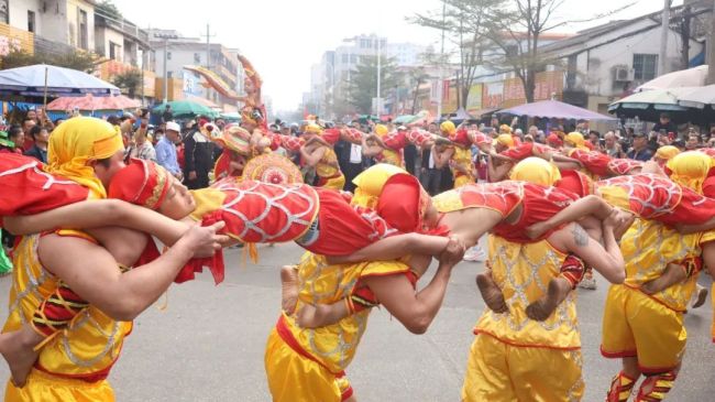 民俗巡演隊(duì)伍在東海島演出“人龍舞” 傳統(tǒng)與現(xiàn)代的交融