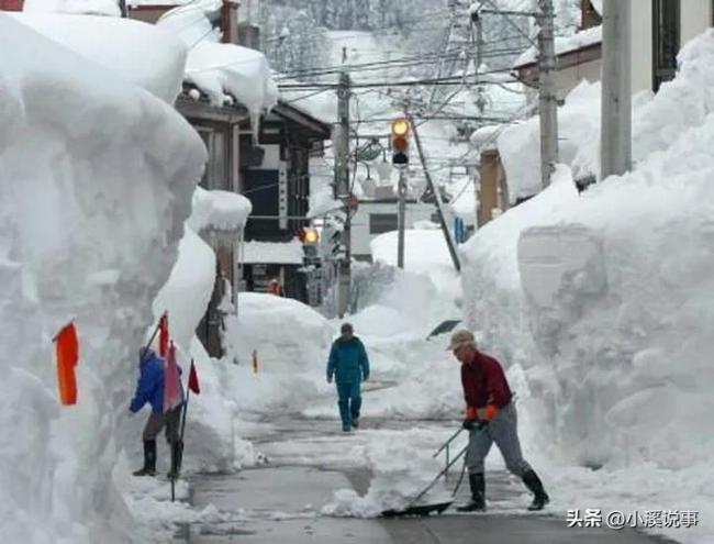 日本连日暴雪已致13死173伤 多地受灾严重