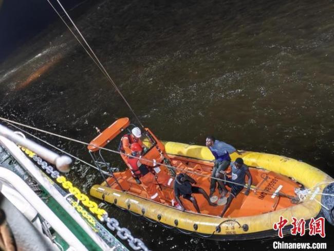 中國船只在安哥拉救3名漁民 海上緊急救援成功