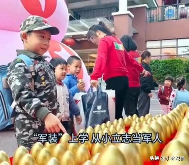 幼兒園小男孩穿“軍裝”上學(xué)