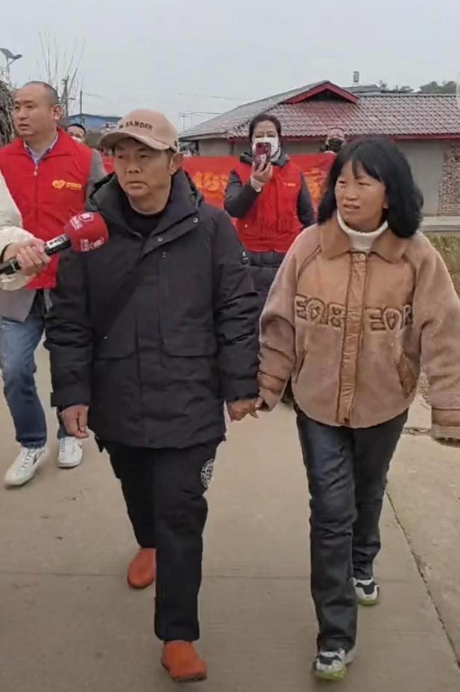 男子靠腊肉折耳根锁定家乡 寻亲成功终团聚