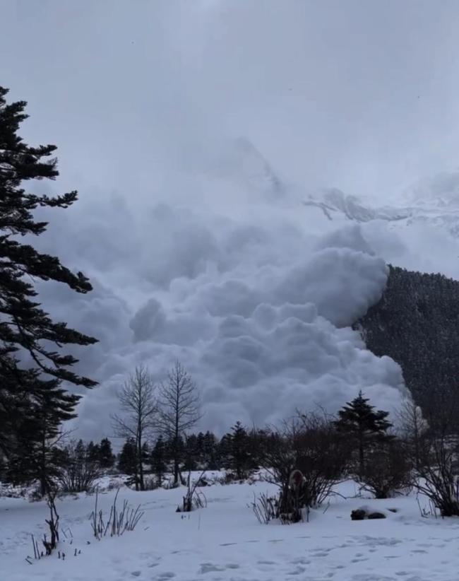 景區(qū)回應(yīng)梅里雪山發(fā)生雪崩