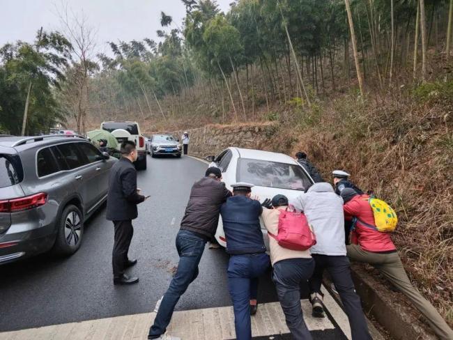 杭州局部有大到暴雪 紧急预警 多条道路临时管制