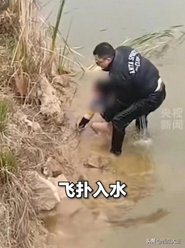 路人男子飛撲入水救落水男孩