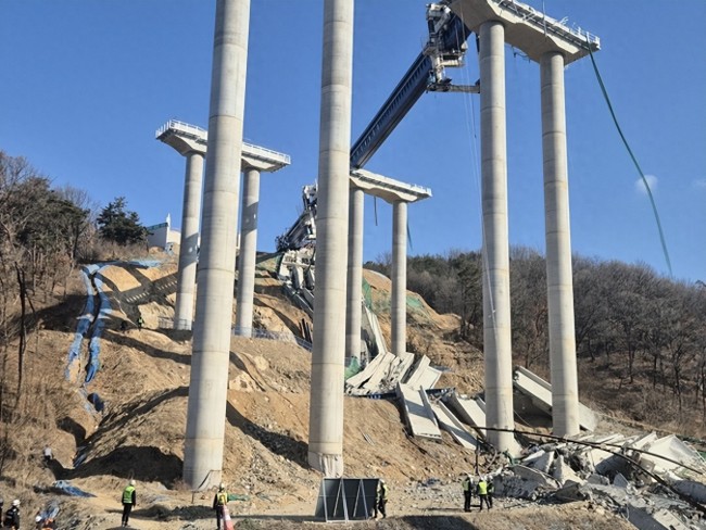 韩国高速公路垮塌致2人死亡4人重伤 事故现场仍在搜救中