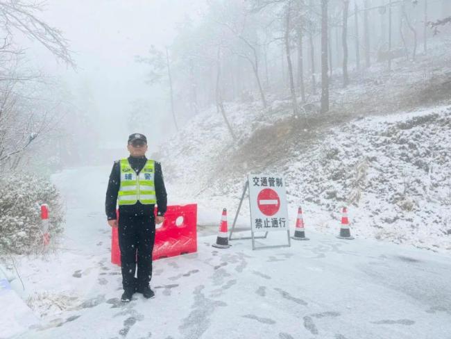 “驢友”進(jìn)山賞雪被困 警方緊急救援 雪景雖美安全第一