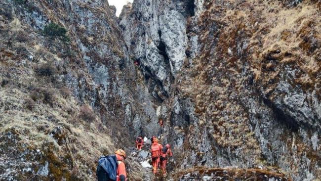 25歲登山愛好者被困麗江懸崖 9小時艱難營救