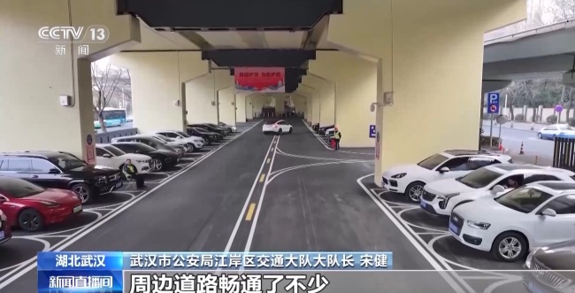 高峰期停車接娃難怎么辦,？武漢把橋下空間安排上了