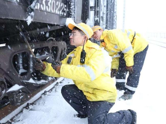 山東多個(gè)車站列車晚點(diǎn)停運(yùn) 暴雪影響出行